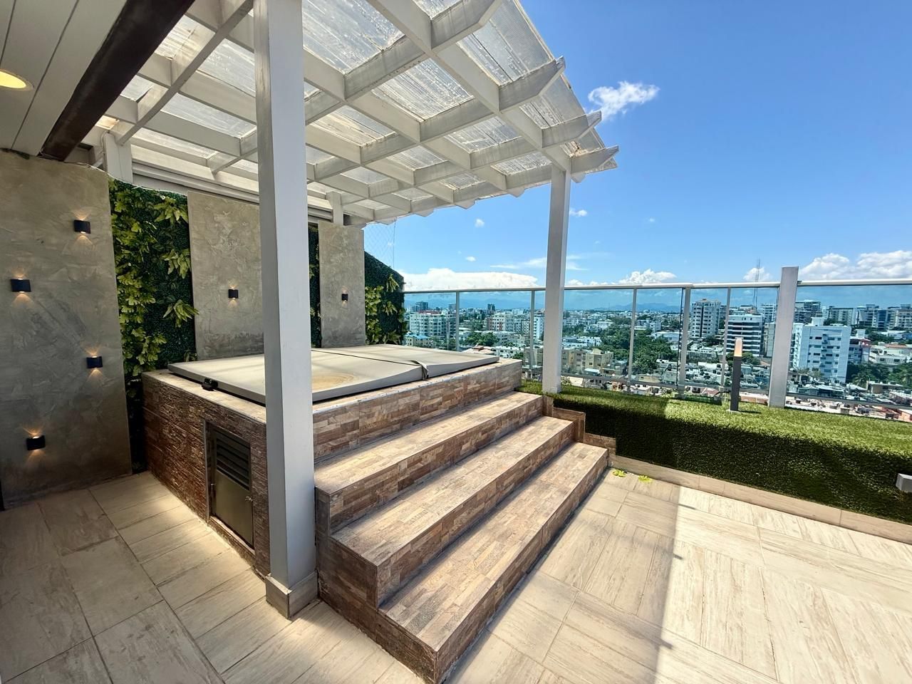 Terraza privada del penthouse con pérgola y vista abierta sobre Santo Domingo