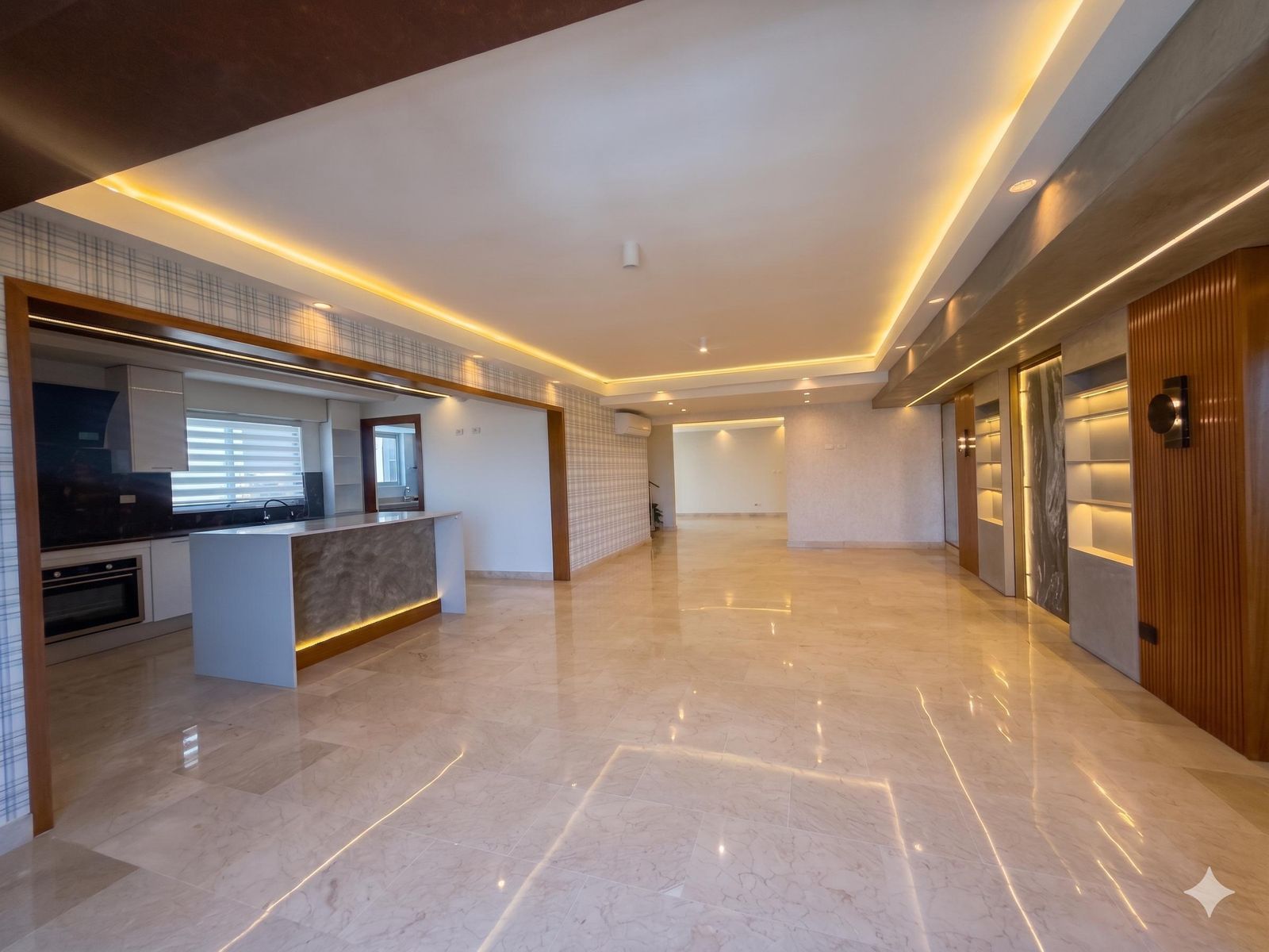 Salón principal en mármol con iluminación indirecta