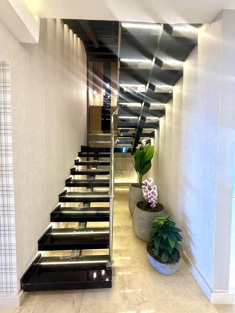 Escalera interna flotante que conecta los tres niveles